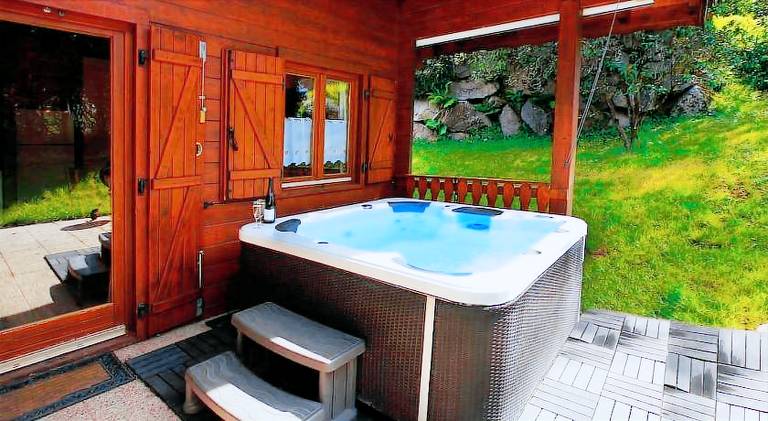Fully equipped pleasant chalet with yard, terrace & jacuzzi | Pets allowed — photo 4