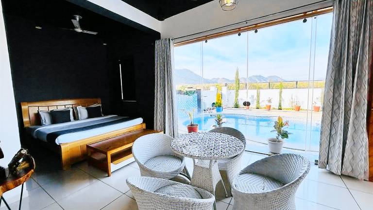 Villa with pool, yard & BBQ | Pet-friendly — photo 2