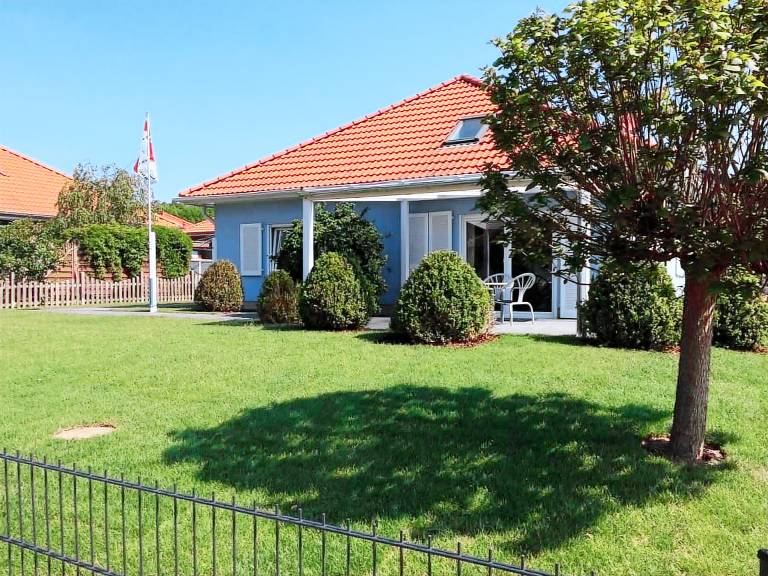 Vacation home with patio, BBQ & yard | Nature view — photo 3