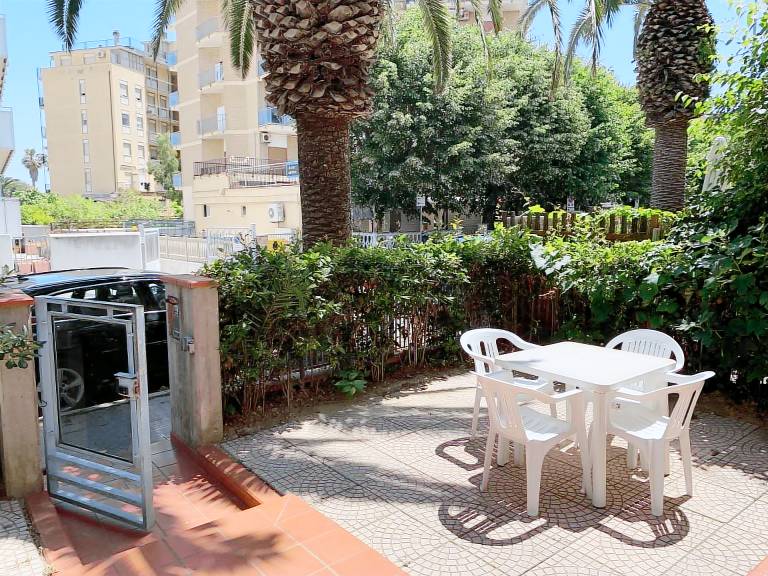 Holiday apartment with patio & yard — photo 2