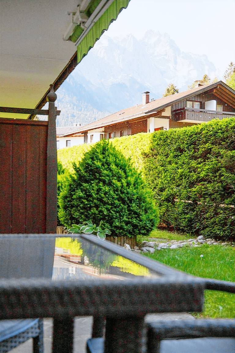 Spacious holiday apartment "Löwenzahn" in a quiet location in the holiday village Grainau — photo 5