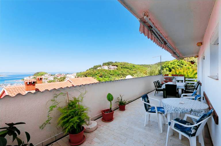 Charming apartment with garden, barbeque & patio | Garden view | Close to the beach | Dogs allowed in Rab