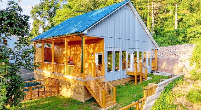 Beautiful vacation home with jacuzzi | Pets are welcome in Gatlinburg, TN