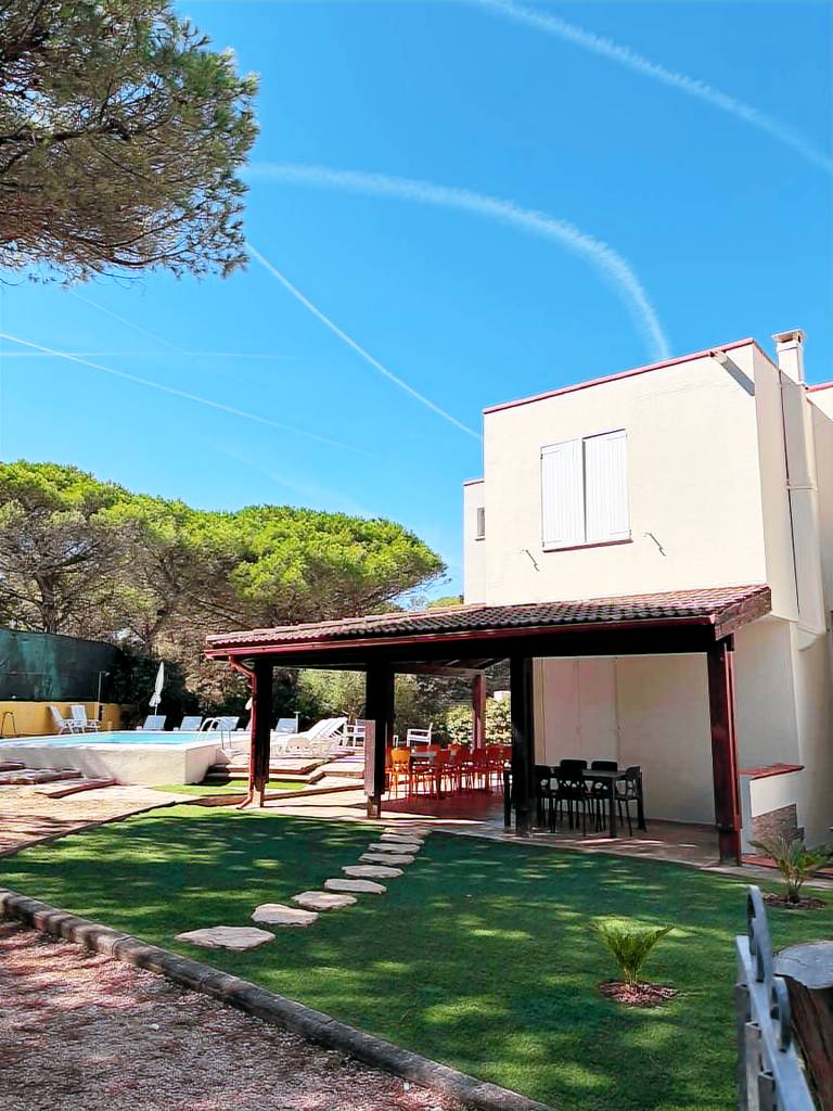 Child-friendly beautiful villa with BBQ, yard & private pool | Close to the beach | Pet-friendly — photo 2