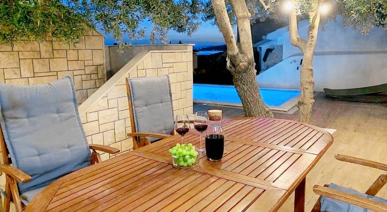 Lovely holiday apartment with terrace, pool & sauna | Next to the beach | Pets allowed in Omis