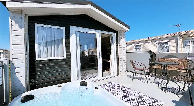 Vacation home with hot tub | Pets allowed in Skegness