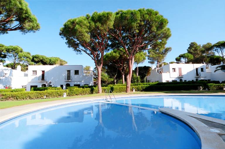 Pleasant house with pool, yard & barbeque | Pets allowed — photo 2