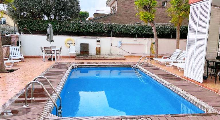 Rental apartment with terrace, yard & BBQ in Castelldefels