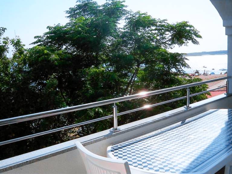 Apartment with patio, barbeque & garden — photo 4