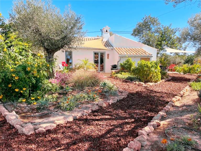 Holiday Home 'Casa Frango' with Mountain View, Shared Pool, Garden & Wi-Fi in Olhao