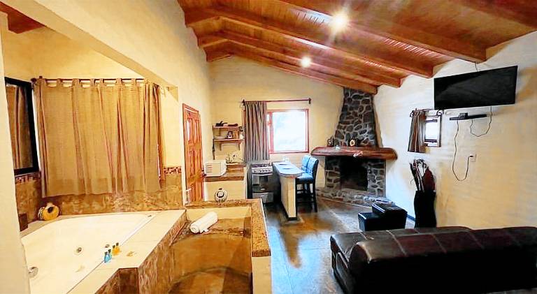 Lodge with hot tub, patio & yard — photo 3