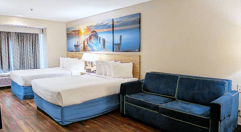 Days Inn & Suites by Wyndham Tampa / Raymond James Stadium — photo 3