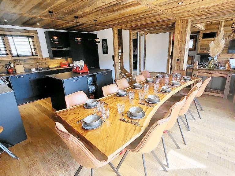 Luxury chalet in Les Gets with hot tub and pets allowed, close to slopes in Les Gets