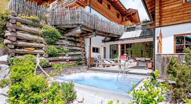 Chalet with jacuzzi & pool — photo 2
