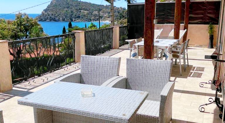 Rental apartment with yard, terrace & private pool in Cavalaire-sur-Mer
