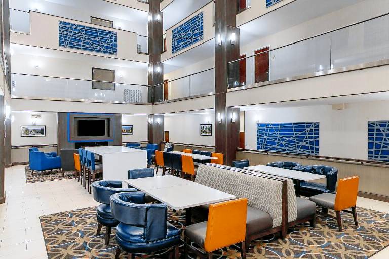 La Quinta Inn & Suites by Wyndham Covington — photo 3