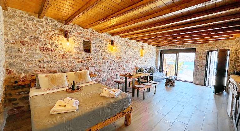 Vacation home with garden & terrace in East Mani