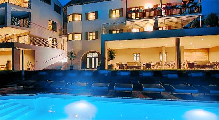 Holiday apartment with barbecue, pool & yard — photo 3