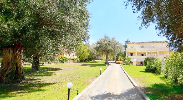 Vacation home with yard & patio in Corfu