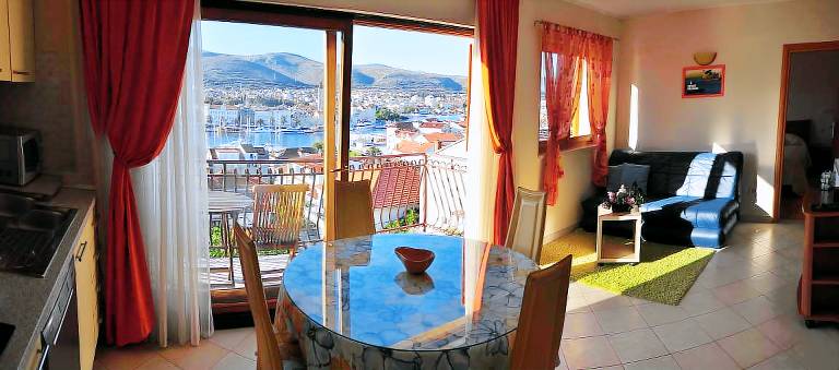 Rental apartment with pool, yard & terrace in Okrug