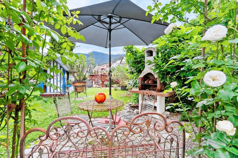 Holiday apartment with yard & patio | Garden view — photo 3