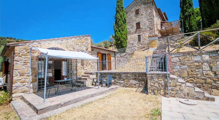 Pleasant serviced apartment with patio, garden & pool | Pet-friendly in Passignano sul Trasimeno