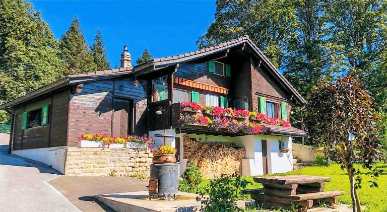Chalet with jacuzzi in Neuchatel
