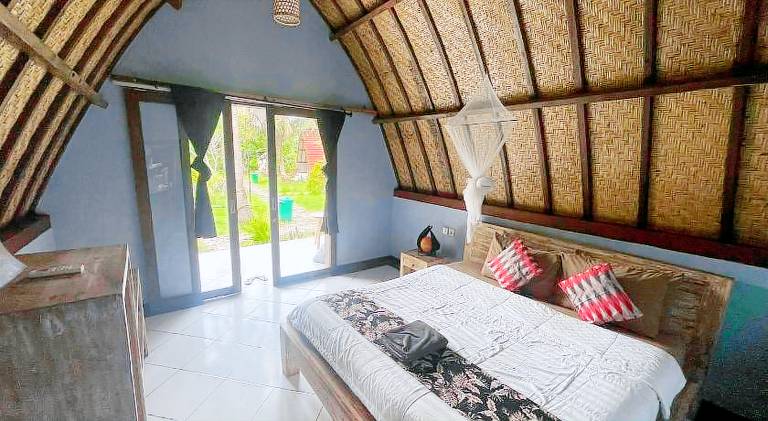 Lodge with pool, yard & patio in Penida Island