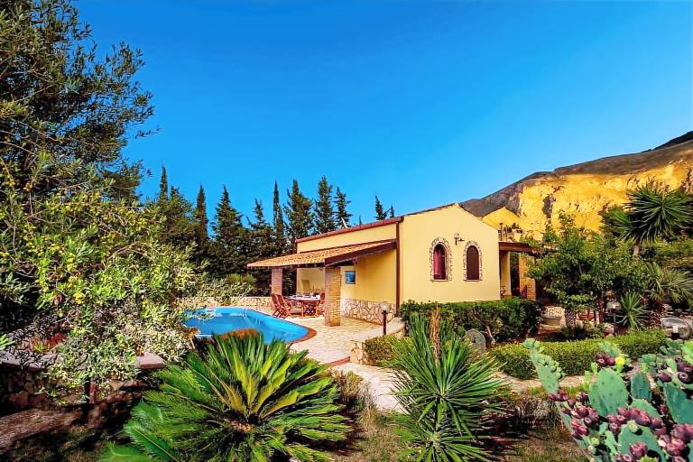 Villa with garden & private pool — photo 2