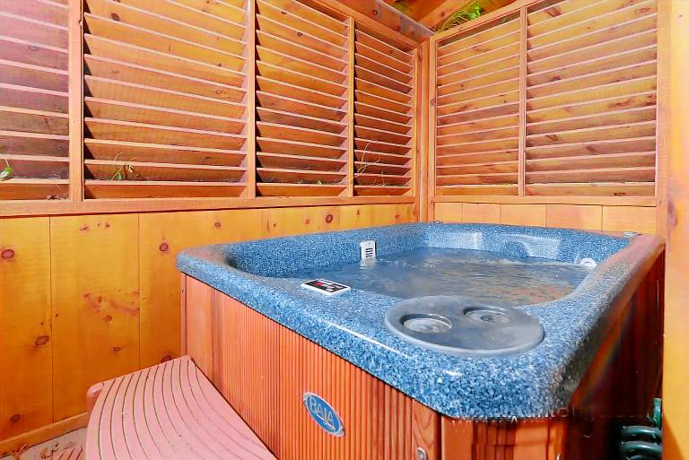 Pigeon Forge Pet Friendly Mountain Views Hot Tub Fireplace WiFi — photo 2
