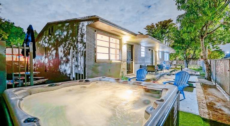 House with 4 rooms for 12 persons in Miami, FL