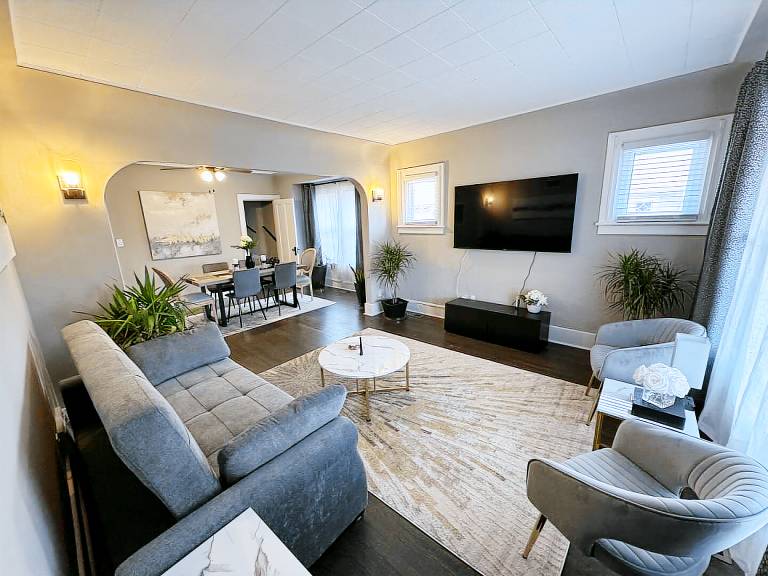 Vacation home with terrace in Des Plaines, IL