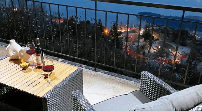 Villa with yard & patio | Pet-friendly — photo 5