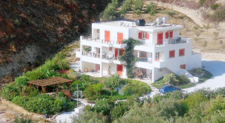 Fully equipped pleasant apartment with garden & terrace | Next to the beach | Pets are welcome in Ierapetra