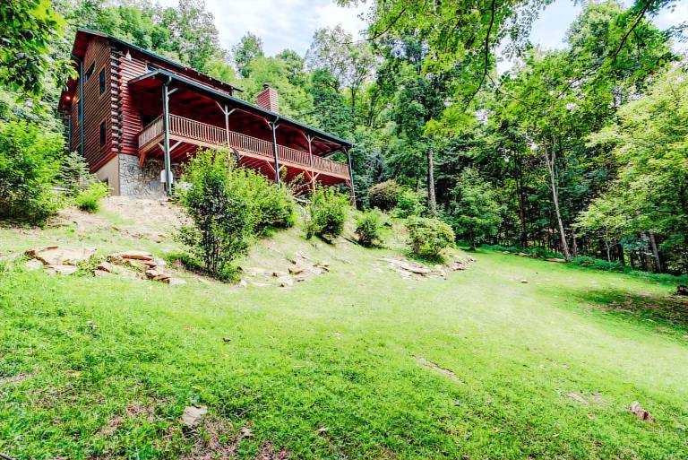 Emerald Bear Large, Private Home in Maggie Valley Hot Tub in Maggie Valley, NC
