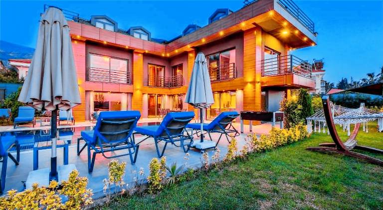 Villa with private pool, yard & grill — photo 4