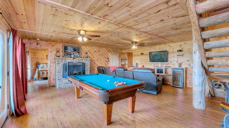 Cloud Top Cabin- Pet Friendly Screened Porch Long Range Views Close to Town — photo 4