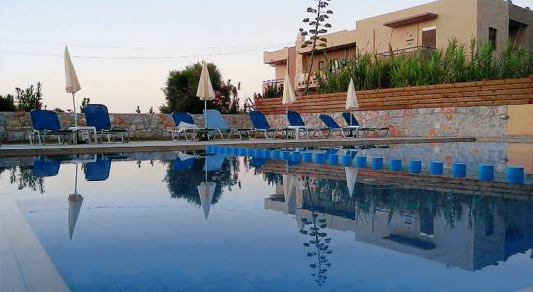 Wonderful serviced apartment with patio, yard & pool | Close to the beach | Pet-friendly in Platanias