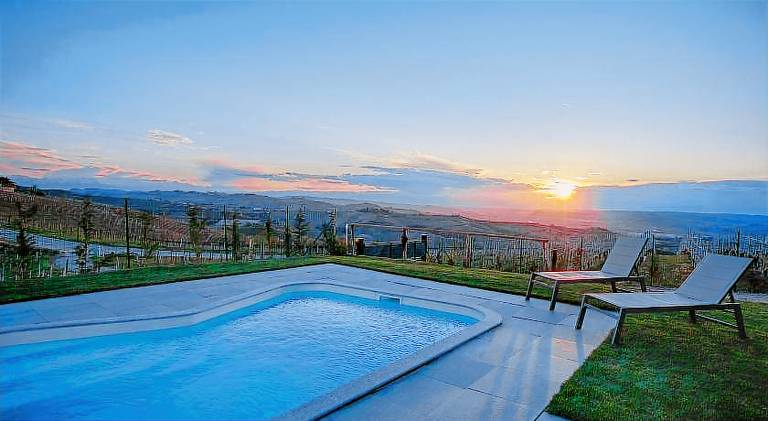 Rental apartment with jacuzzi, yard & patio in Neive