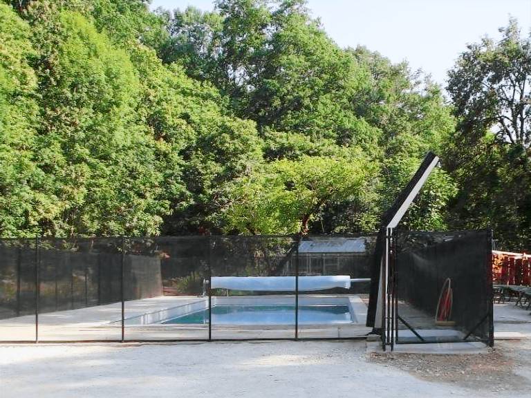 Tent with heated pool in Rodez