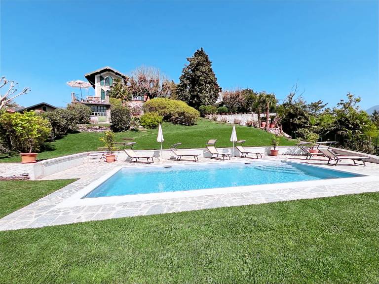 Fully equipped villa with patio, yard & private pool | Pets allowed — photo 2