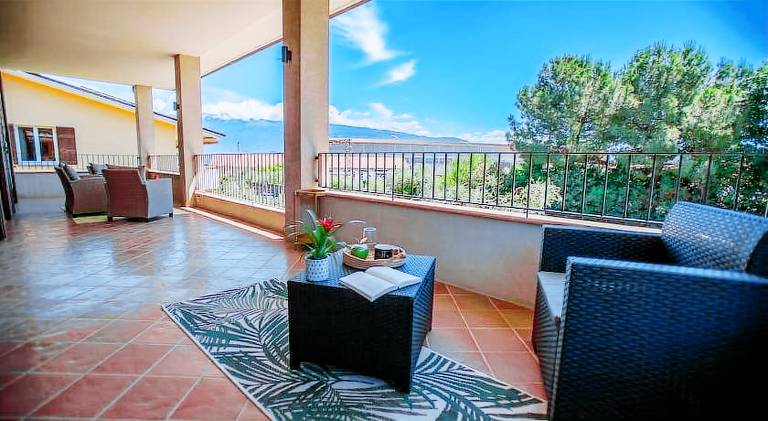 Villa with yard, pool & jacuzzi | Beach nearby | Pets allowed — photo 4