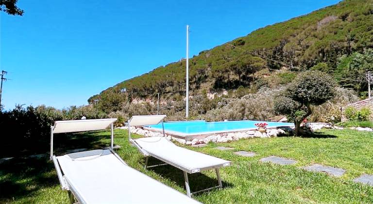 House with barbeque, pool & yard — photo 5