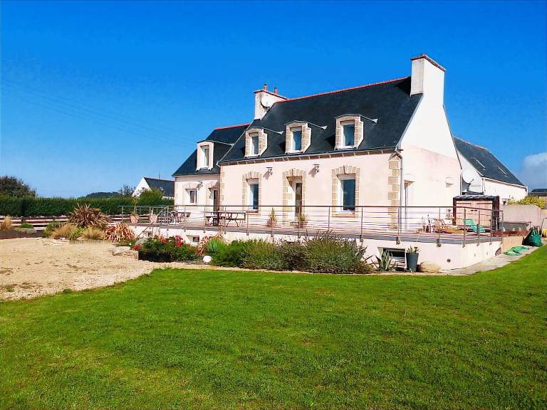 Gite with BBQ, terrace & yard | Sea view in Quimper