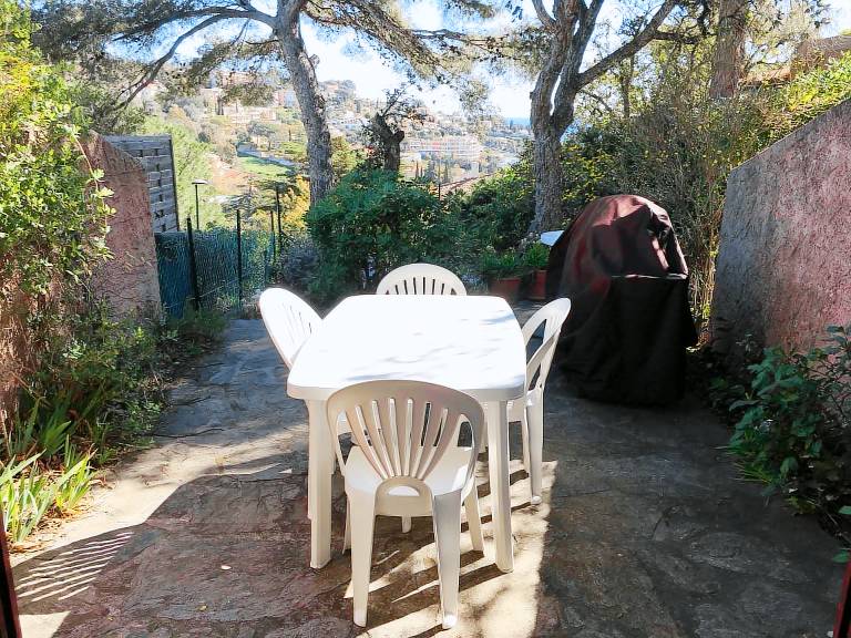House with yard & BBQ | Garden view — photo 3