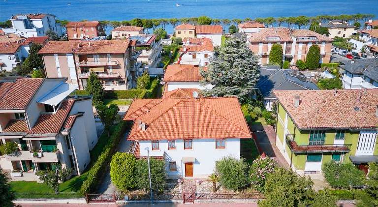 Big villa with hot tub, garden & patio | Close to the beach | Pets are welcome in Peschiera del Garda