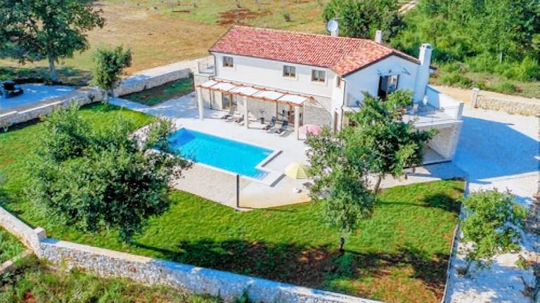 Villa with yard, private pool & terrace — photo 2