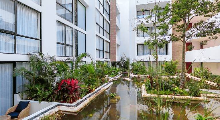 Wonderful serviced apartment with patio & pool | Pet-friendly — photo 2
