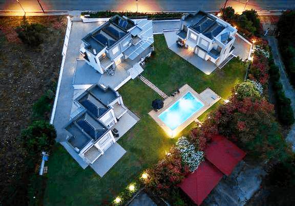 Villa with yard, terrace & pool — photo 5