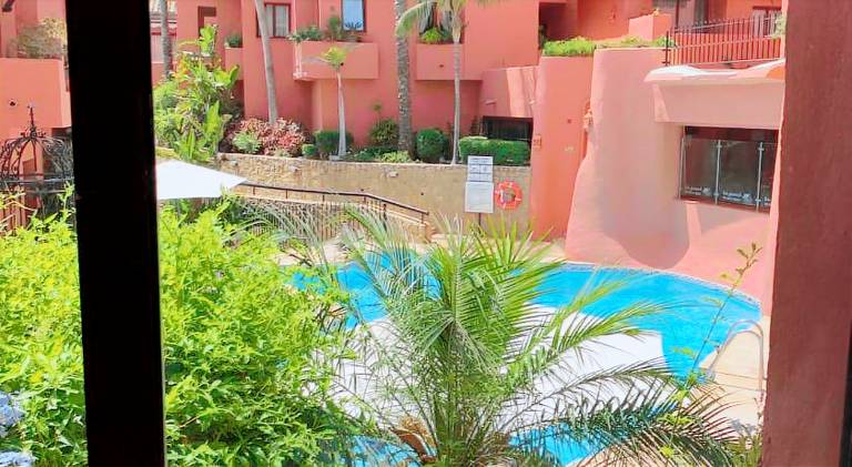 Apartment with pool — photo 4